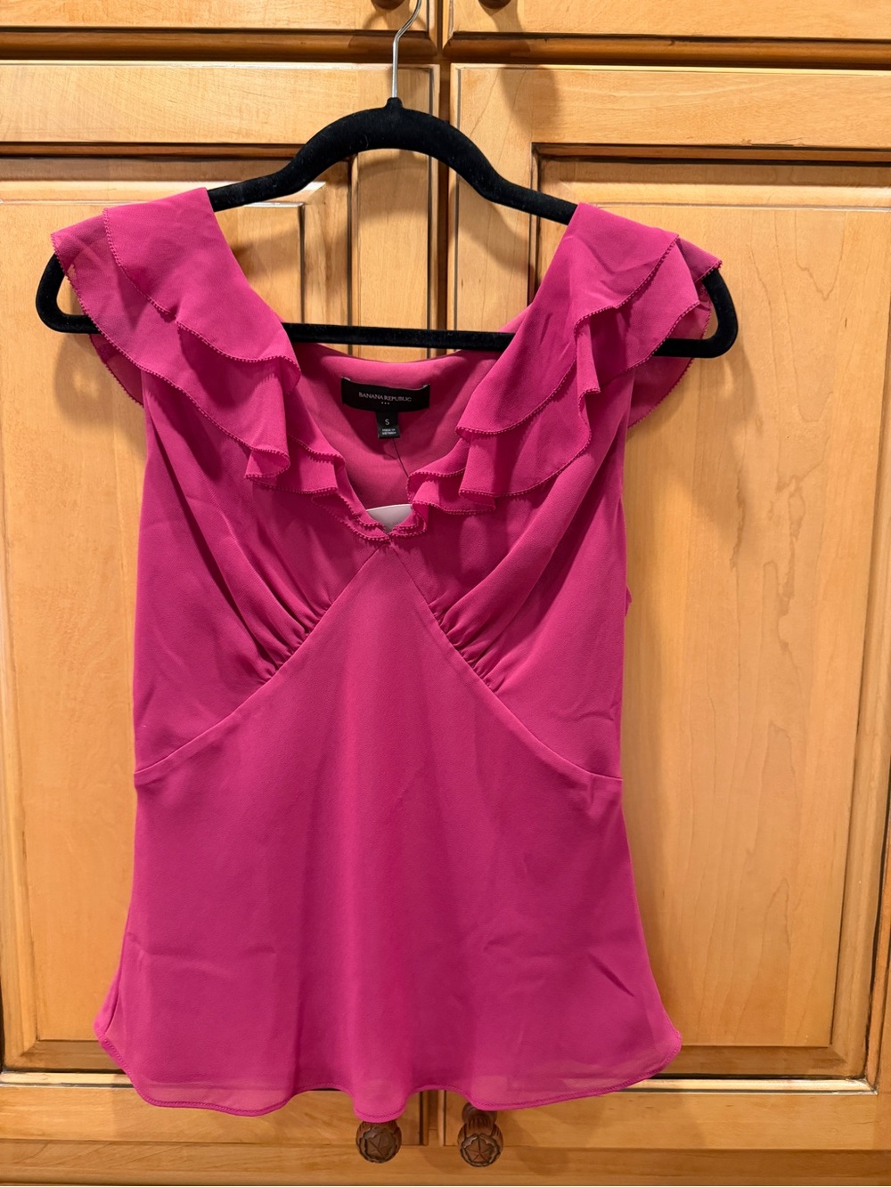 Banana Republic Factory Women's Ruffle V-Neck Sleeveless Blouse - Fuchsia